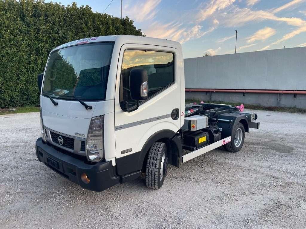 Nissan NT400 SCARRABILE PATENTE B Photo 1