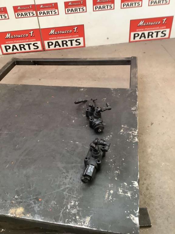 Valve for Hitachi ZW250-6 Photo 2