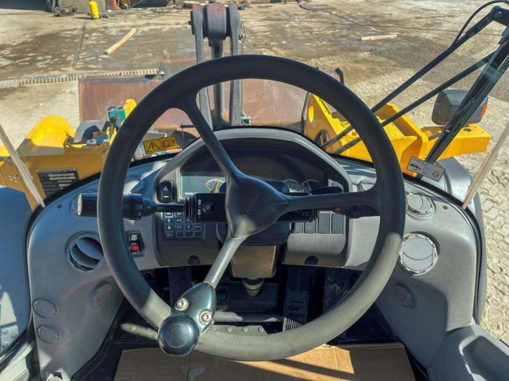 Volvo L120G Photo 18