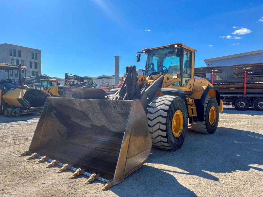Volvo L120G Photo 2
