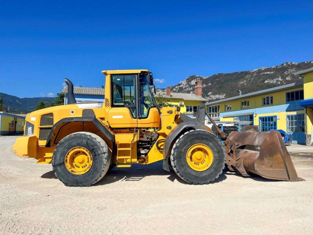 Volvo L120G Photo 4