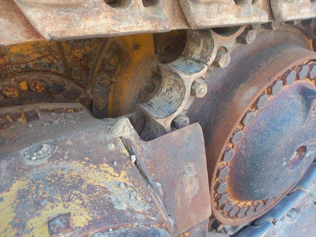Komatsu D155A-6R (4pcs available for sale in Abu Dhabi) Photo 10