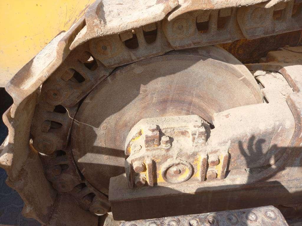 Komatsu D155A-6R (4pcs available for sale in Abu Dhabi) Photo 13