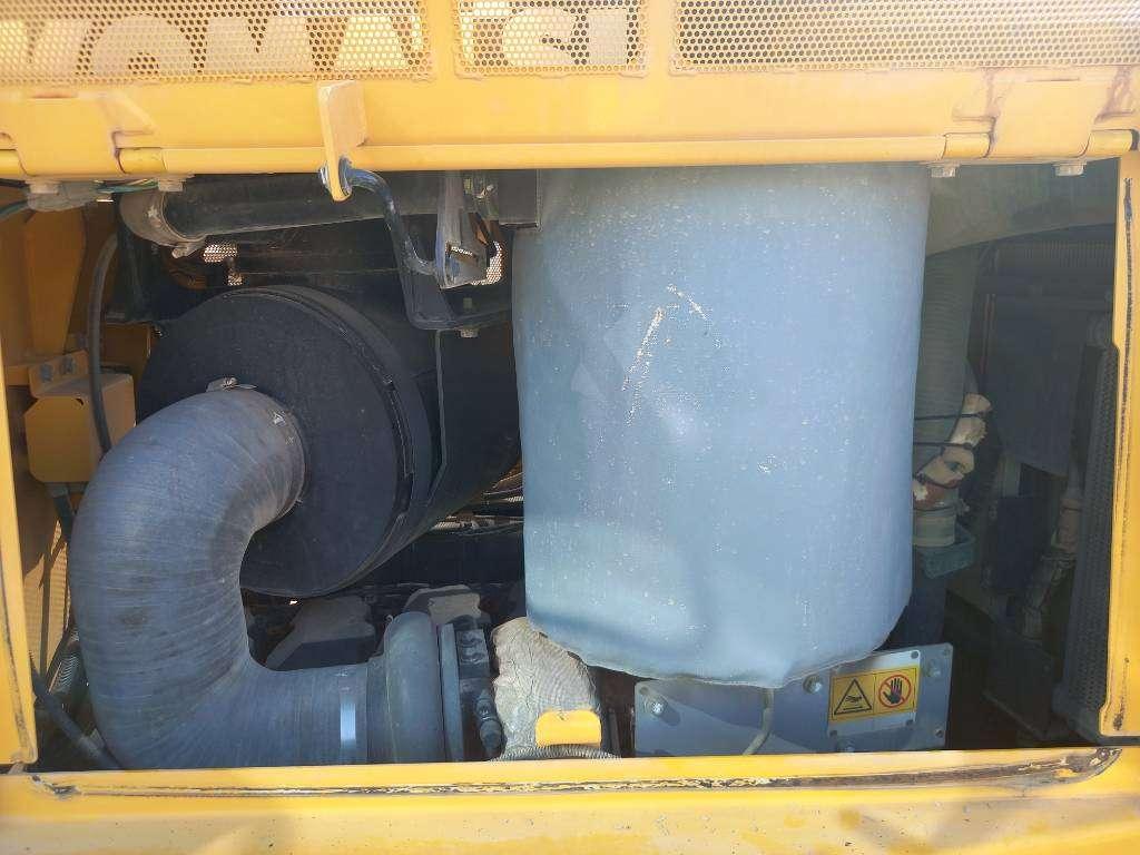 Komatsu D155A-6R (4pcs available for sale in Abu Dhabi) Photo 16