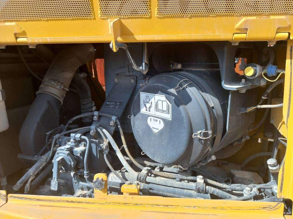 Komatsu D155A-6R (4pcs available for sale in Abu Dhabi) Photo 18