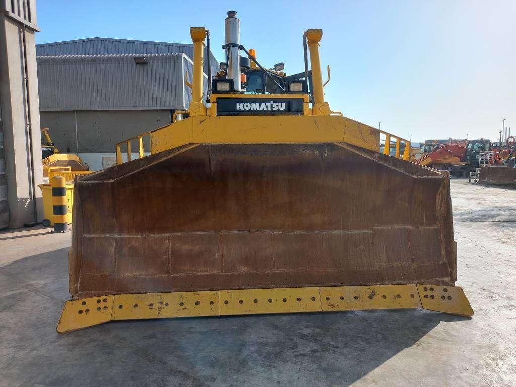 Komatsu D155A-6R (4pcs available for sale in Abu Dhabi) Photo 21