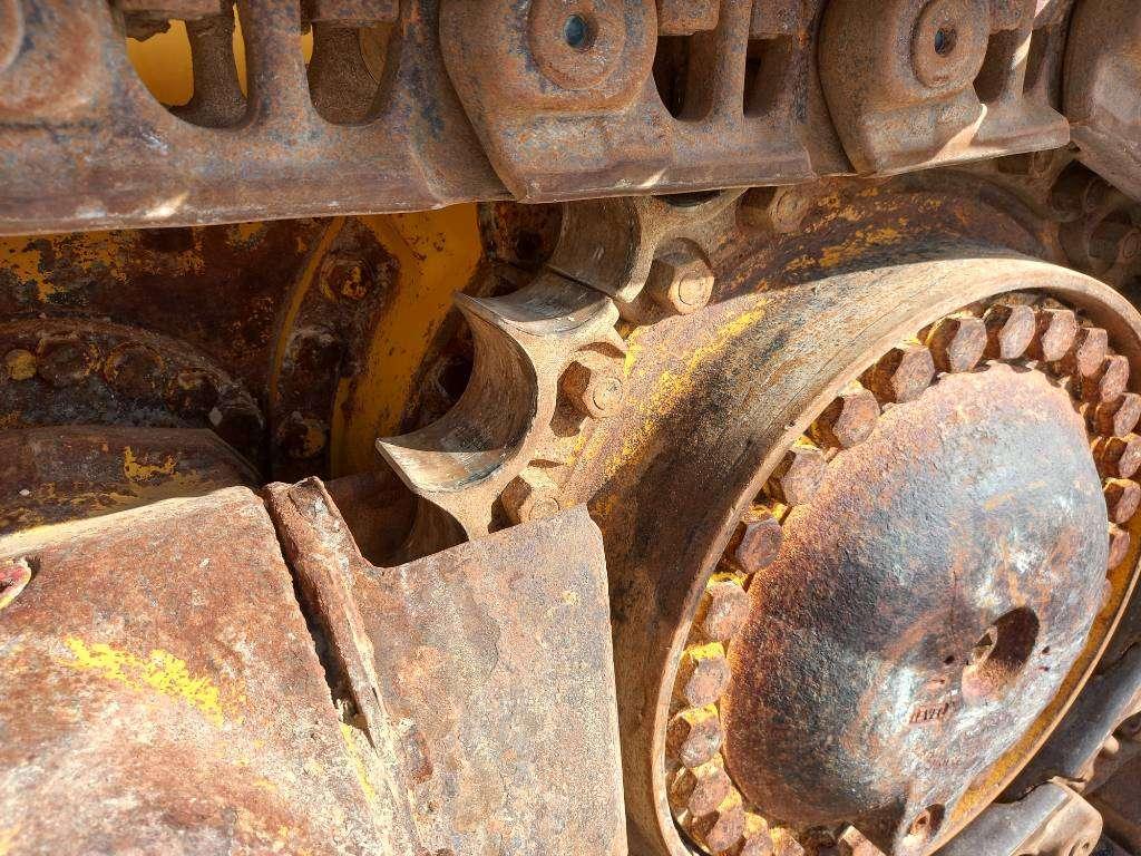 Komatsu D155A-6R (4pcs available for sale in Abu Dhabi) Photo 22