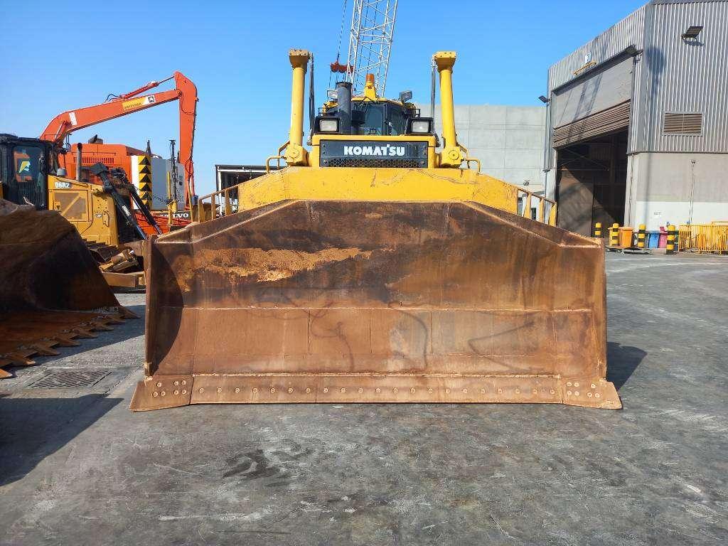 Komatsu D155A-6R (4pcs available for sale in Abu Dhabi) Photo 4