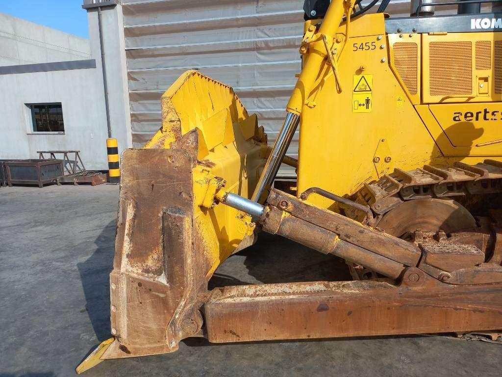 Komatsu D155A-6R (4pcs available for sale in Abu Dhabi) Photo 8