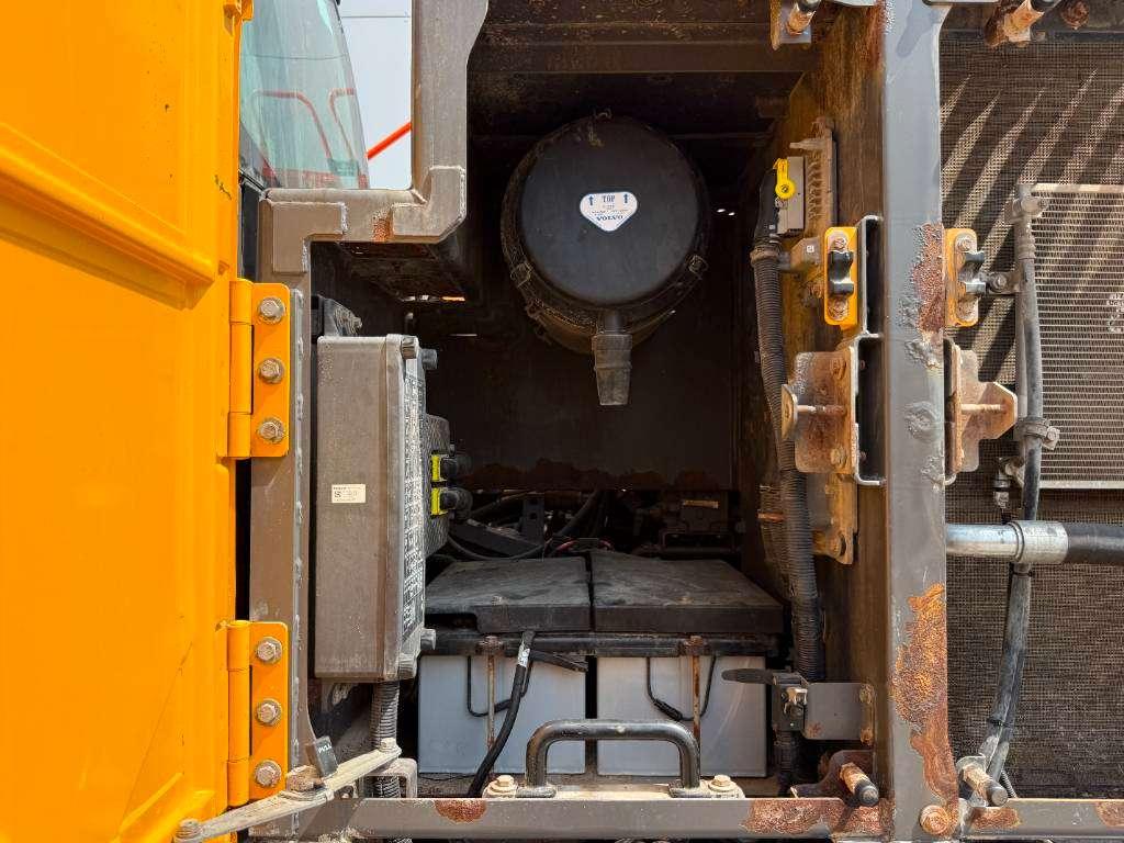 Volvo EC300EL - Hammer Lines / Automatic Greasing Photo 28