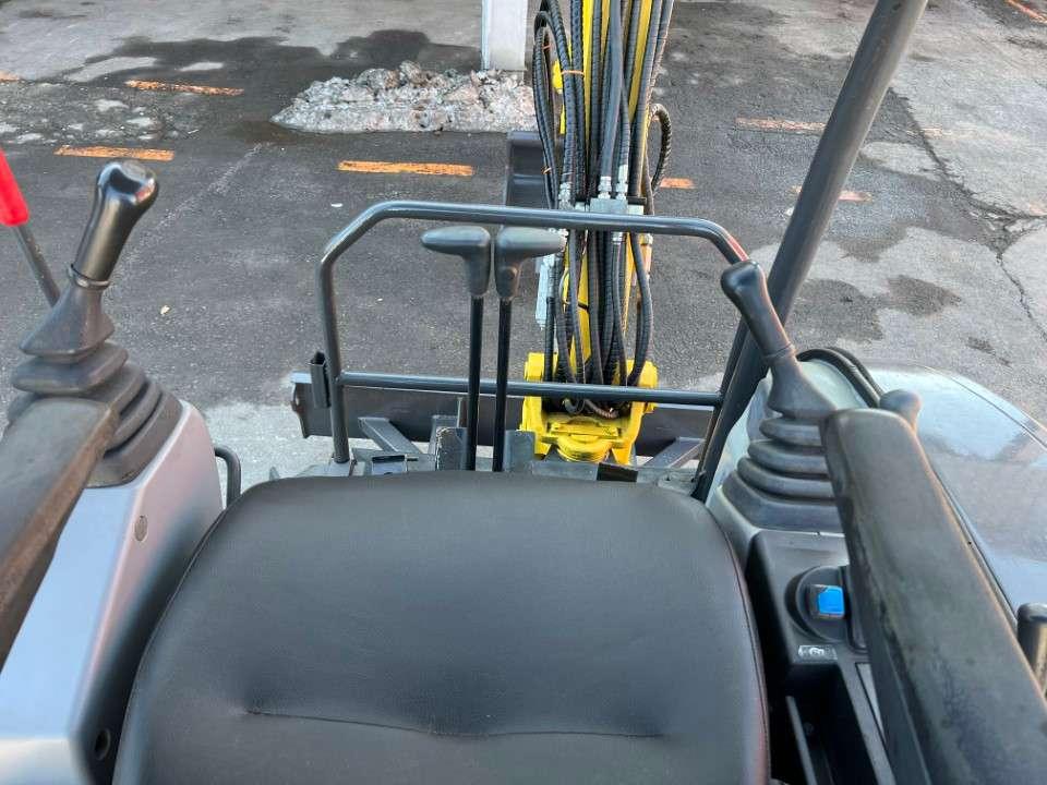New Holland E29B SR Photo 9
