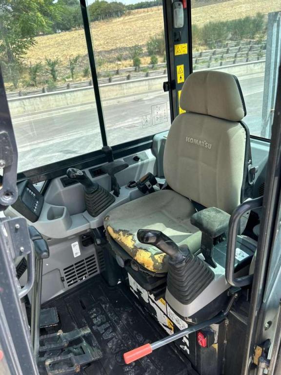 Komatsu PC30MR-5 Photo 5