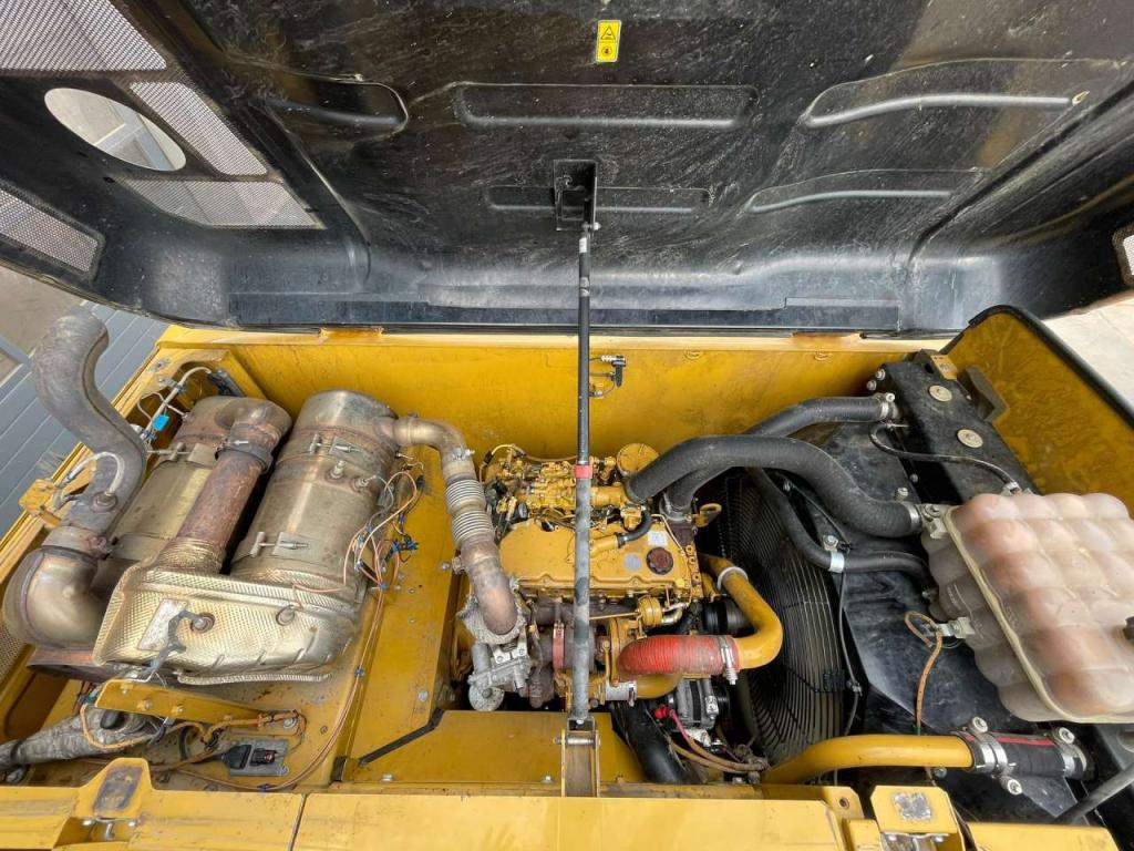 Caterpillar 320FL Photo 28