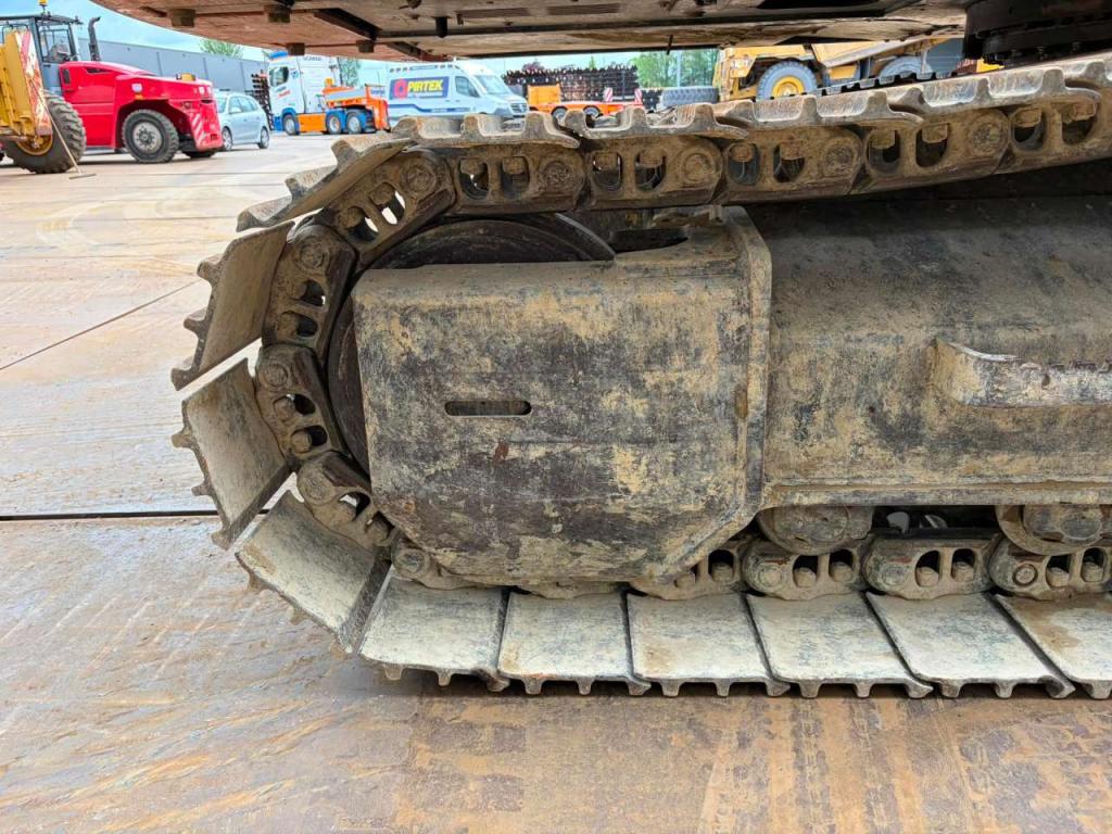 Hitachi ZX210LC-6 Photo 15