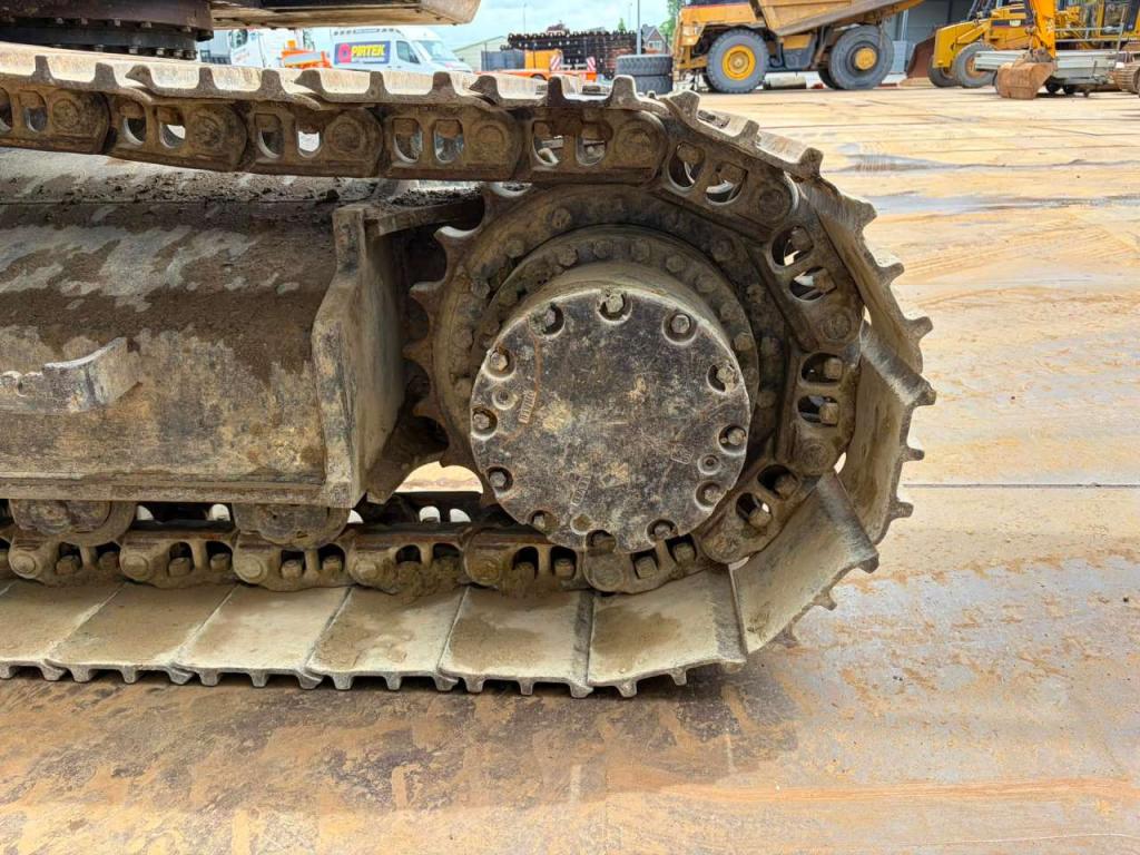 Hitachi ZX210LC-6 Photo 16