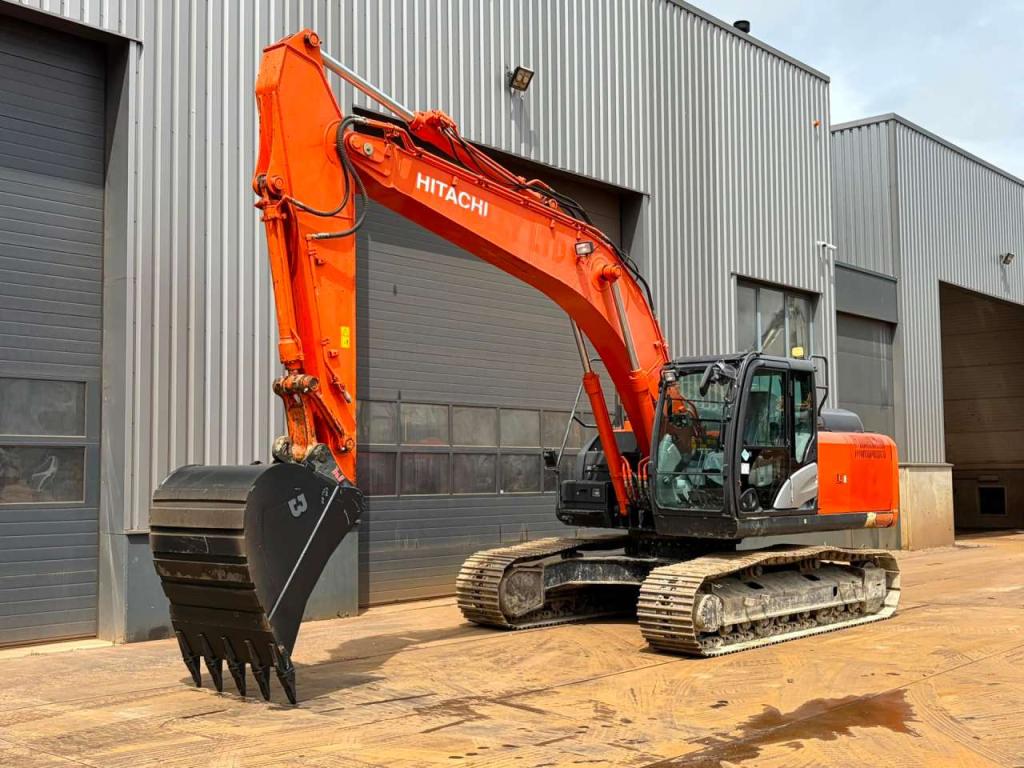Hitachi ZX210LC-6 Photo 2