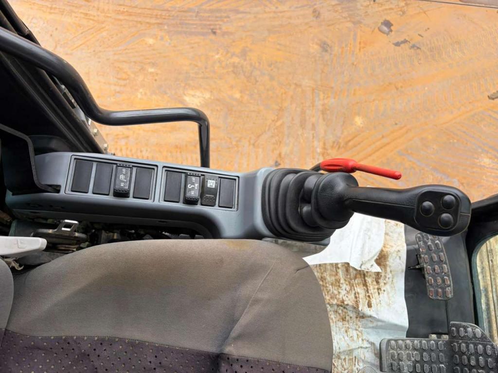 Hitachi ZX210LC-6 Photo 25