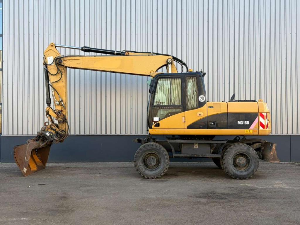 Caterpillar M316D Photo 1