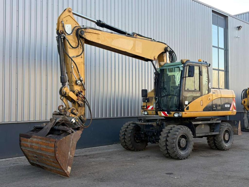 Caterpillar M316D Photo 2