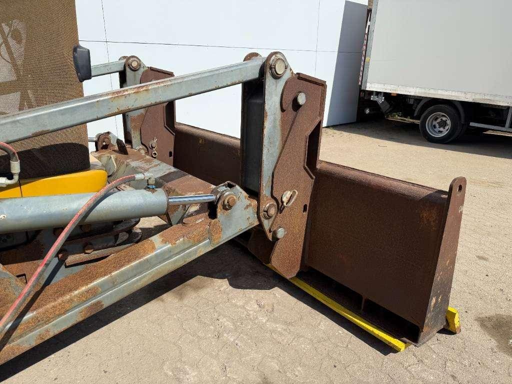 Caterpillar Challenger MT865B - German Machine / Front Blade Photo 16