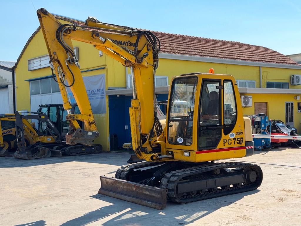 Komatsu PC75R Photo 1