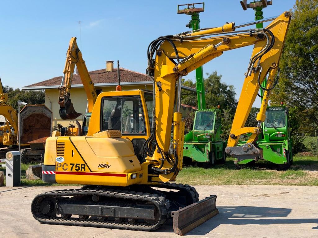 Komatsu PC75R Photo 2