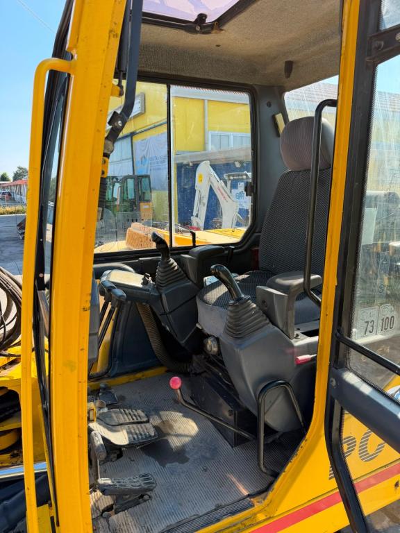 Komatsu PC75R Photo 8