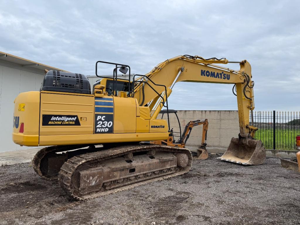 Komatsu PC230NHD-11 Photo 3