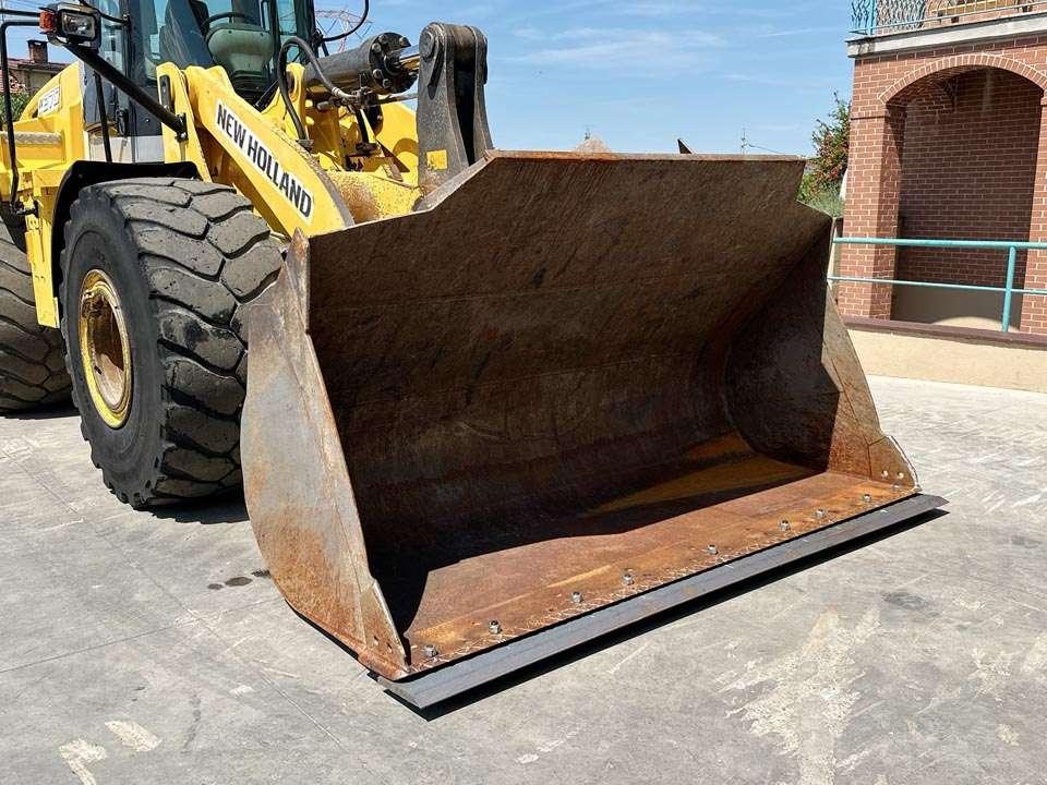 New Holland W270 Photo 10