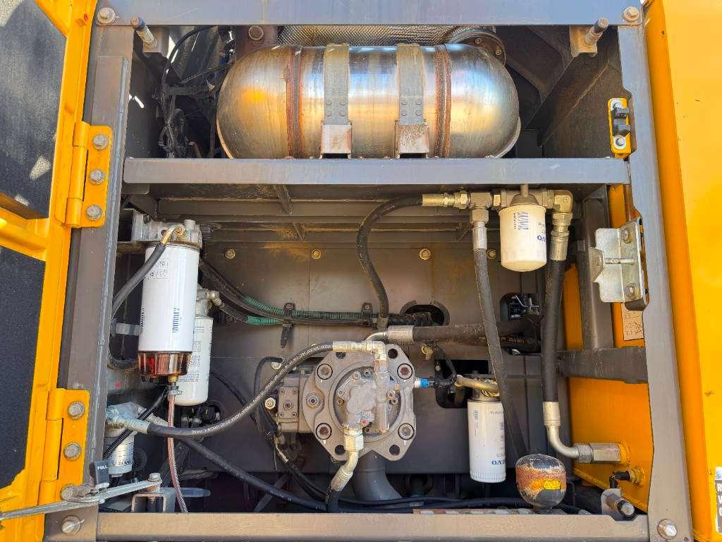 Volvo EC250EL - Hammer Lines / Quick Coupler Photo 24