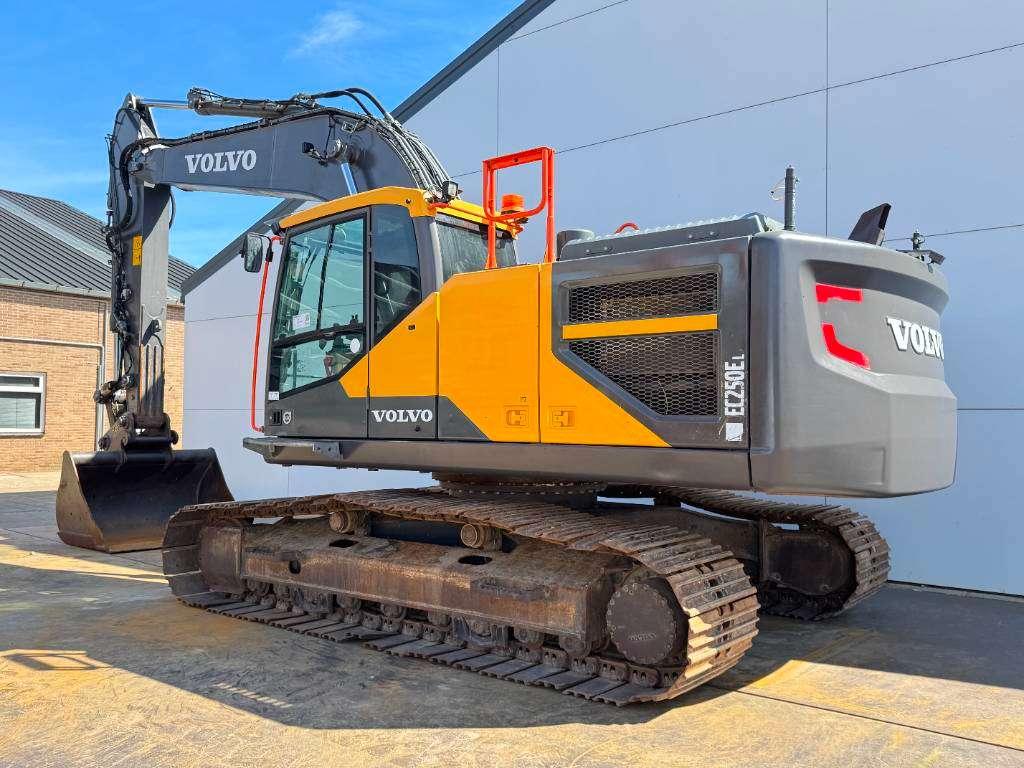 Volvo EC250EL - Hammer Lines / Quick Coupler Photo 3