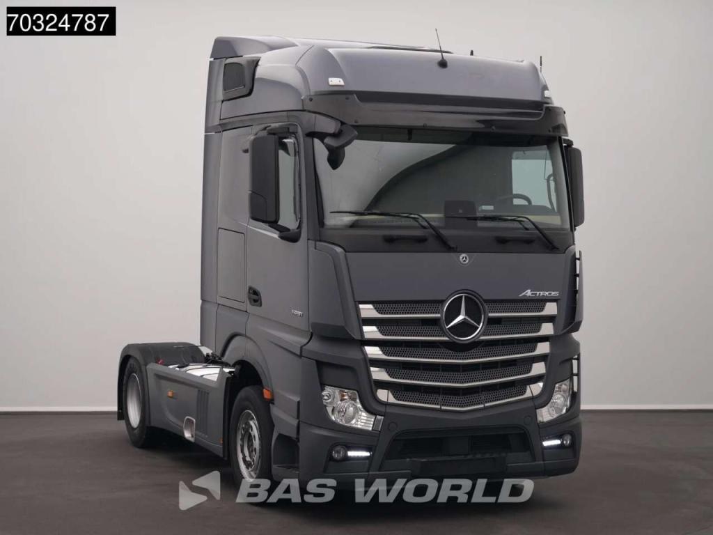 Mercedes-Benz Actros 1851 4X2 BigSpace Retarder 2xTanks ACC Photo 3