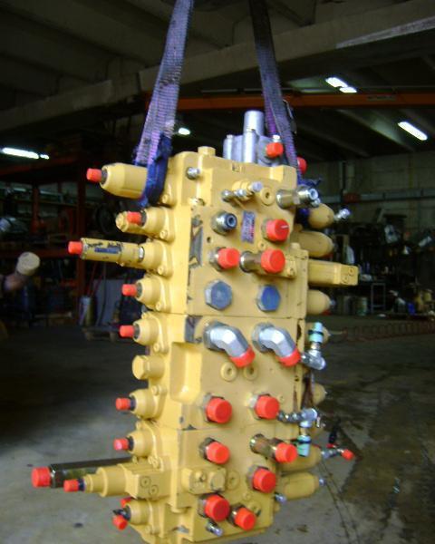Hydraulic distributor for Caterpillar 312 Photo 1