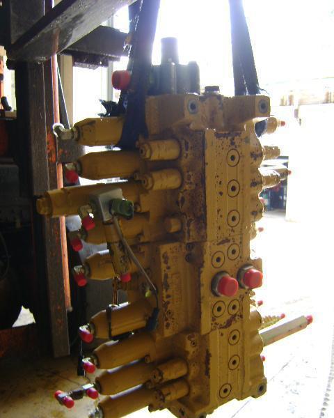 Hydraulic distributor for Caterpillar 312 Photo 2