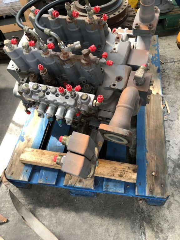 Hydraulic distributor for Hitachi ZX470 Photo 1