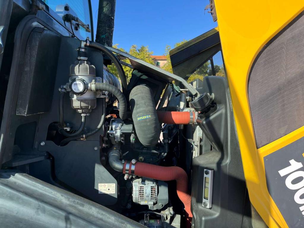 Komatsu WA100M-7 Photo 10