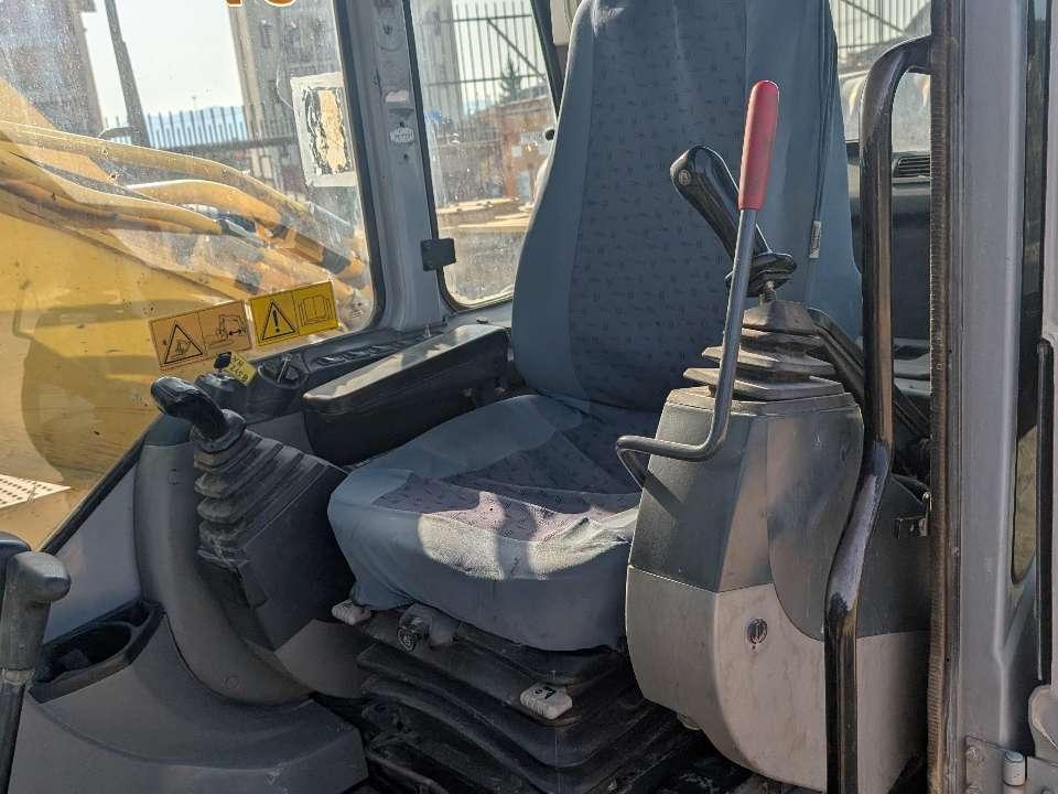 New Holland E245B Photo 16