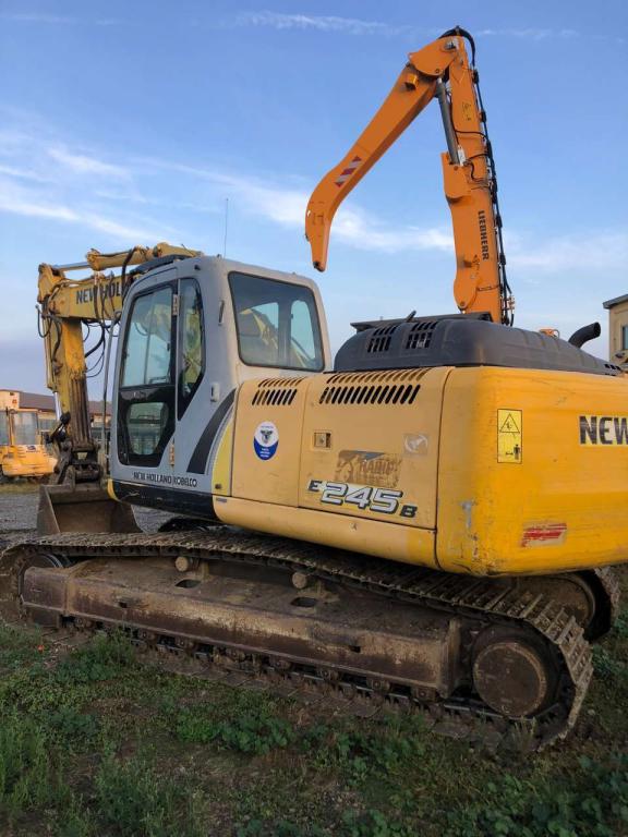 New Holland E245B Photo 4