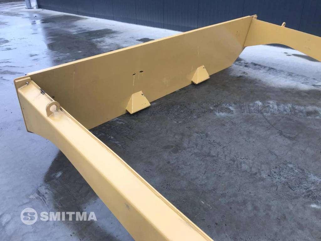 Rear hatch for Caterpillar 735B Photo 8