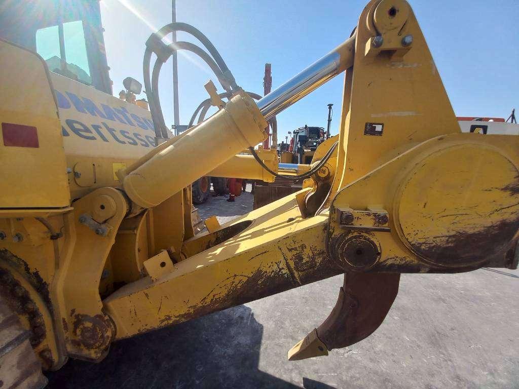 Komatsu D155A-6R (4pcs available for sale in Abu Dhabi) Photo 10