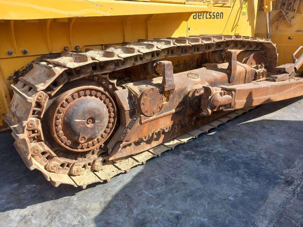 Komatsu D155A-6R (4pcs available for sale in Abu Dhabi) Photo 11