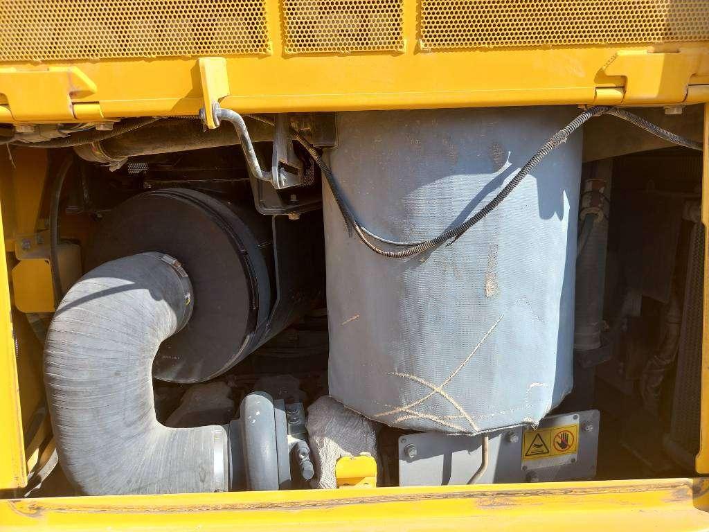 Komatsu D155A-6R (4pcs available for sale in Abu Dhabi) Photo 12
