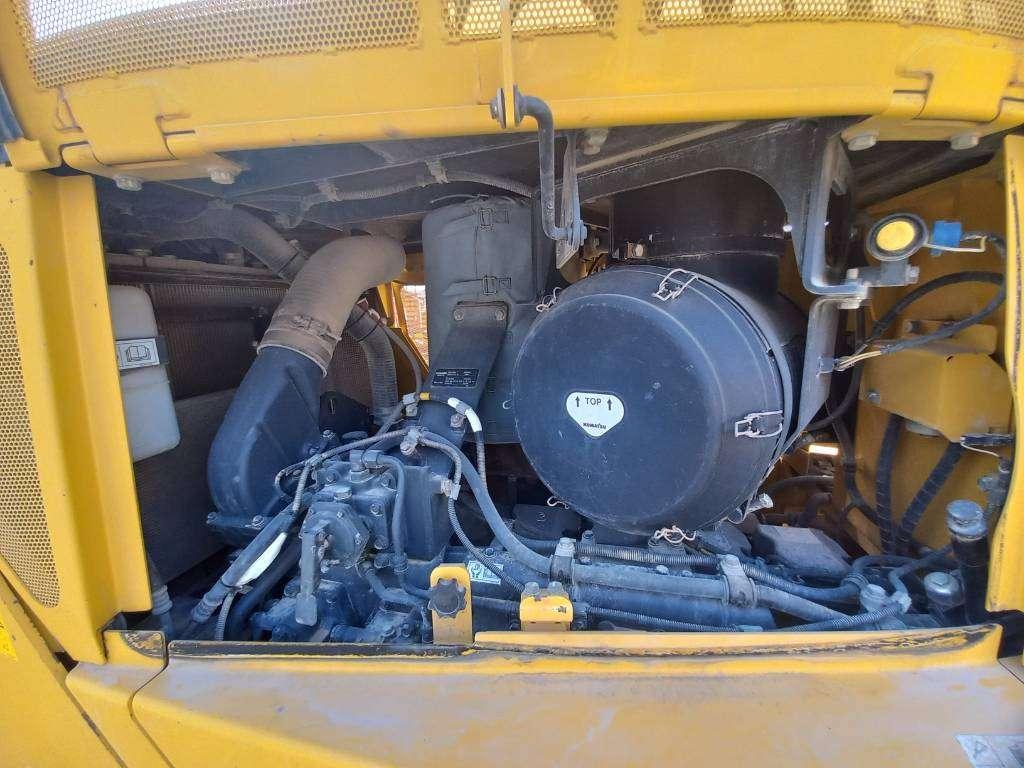 Komatsu D155A-6R (4pcs available for sale in Abu Dhabi) Photo 13