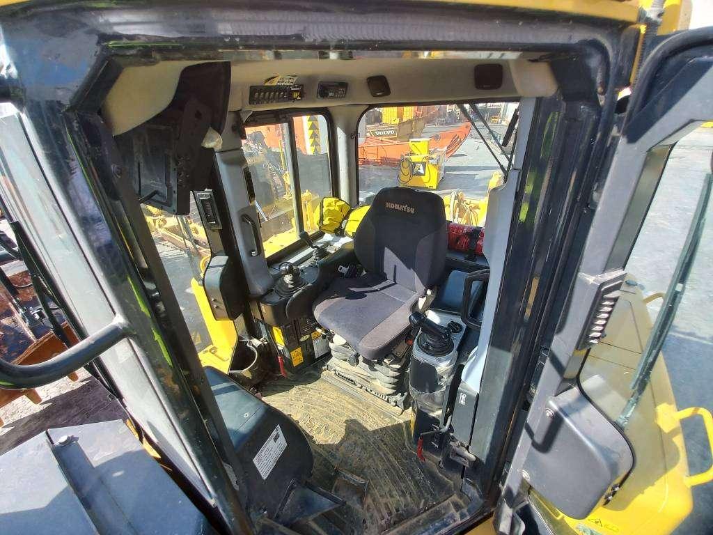 Komatsu D155A-6R (4pcs available for sale in Abu Dhabi) Photo 14