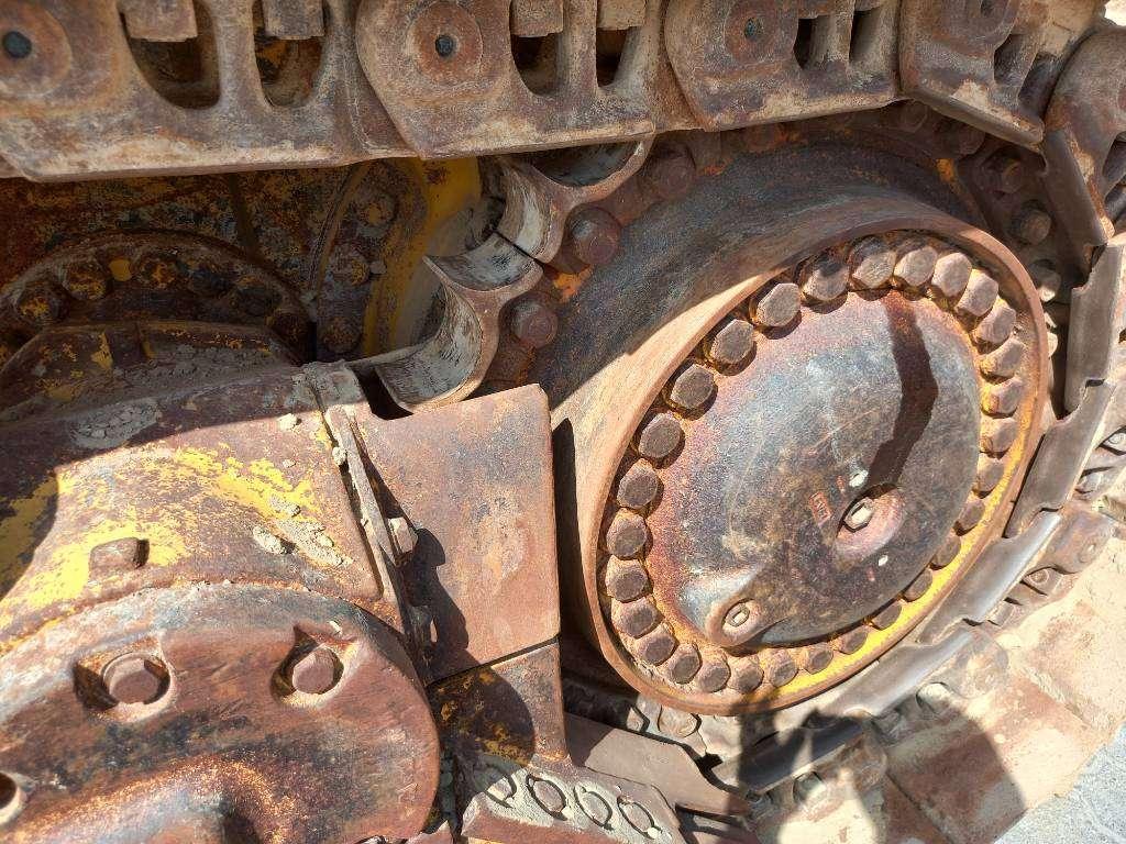 Komatsu D155A-6R (4pcs available for sale in Abu Dhabi) Photo 19