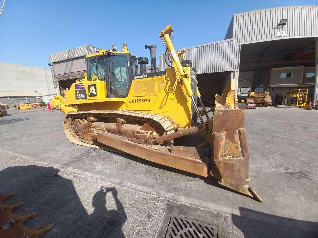 Komatsu D155A-6R (4pcs available for sale in Abu Dhabi) Photo 6