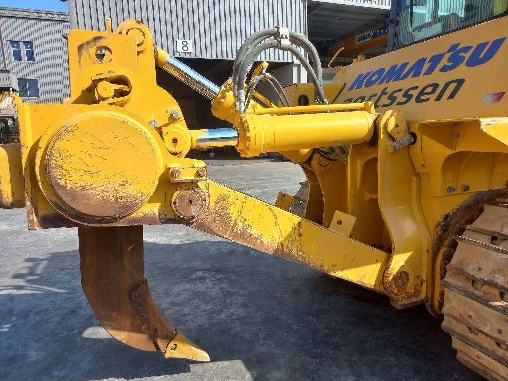 Komatsu D155A-6R (4pcs available for sale in Abu Dhabi) Photo 8