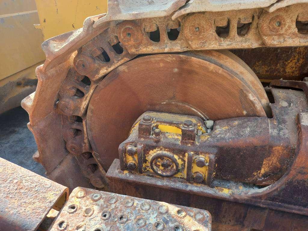 Komatsu D155A-6R (4pcs available for sale in Abu Dhabi) Photo 9