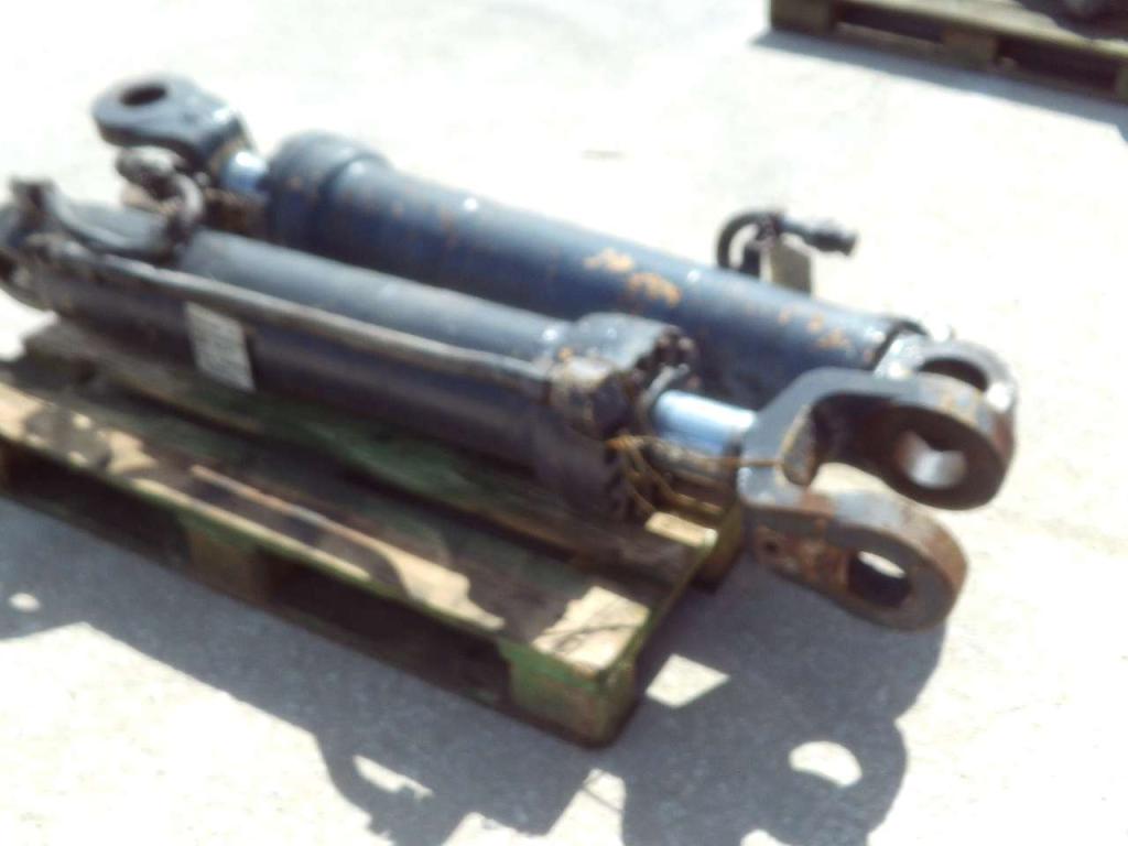 Lifting piston for New Holland W270B Photo 2