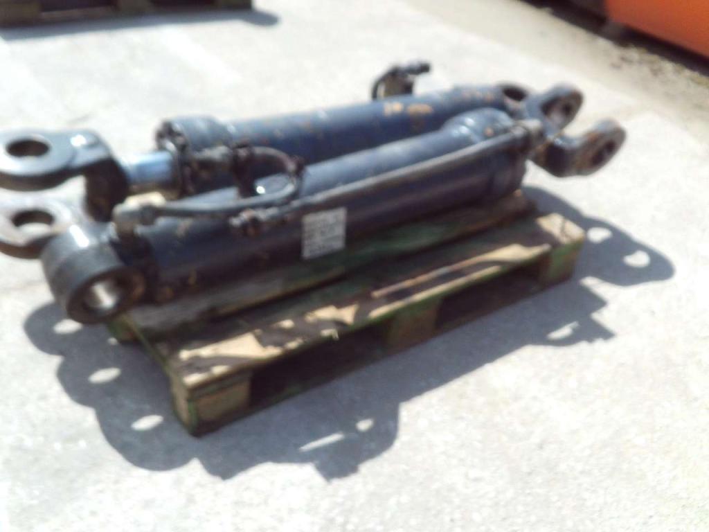 Lifting piston for New Holland W270B Photo 3